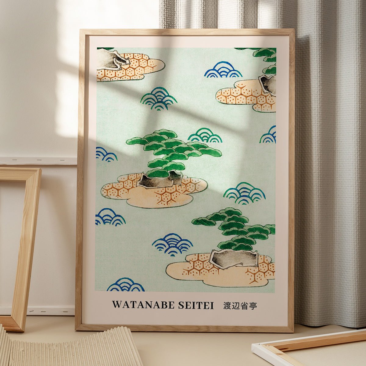 Watanabe Seitei Landscape plakat i en lys egetræsramme, placeret på gulvet med skygge fra vinduet.