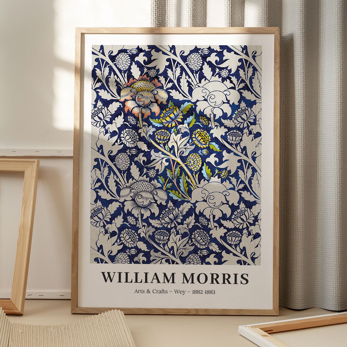 William Morris Wey plakat på gulv med skygge, træramme, botanisk mønster