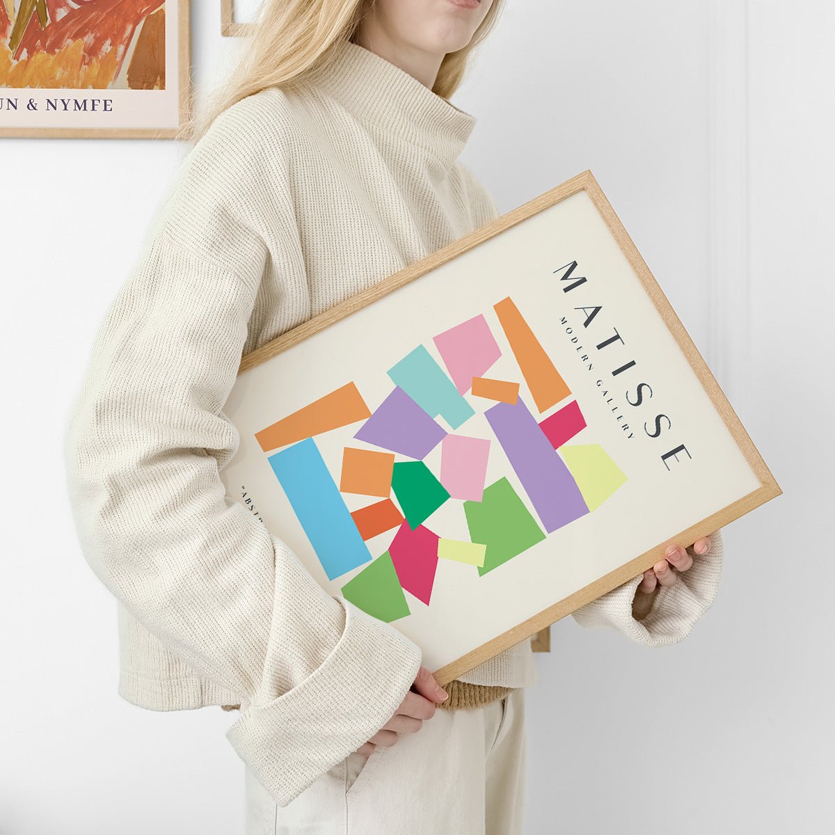 Kvinde med Matisse plakat under armen i egetræsramme