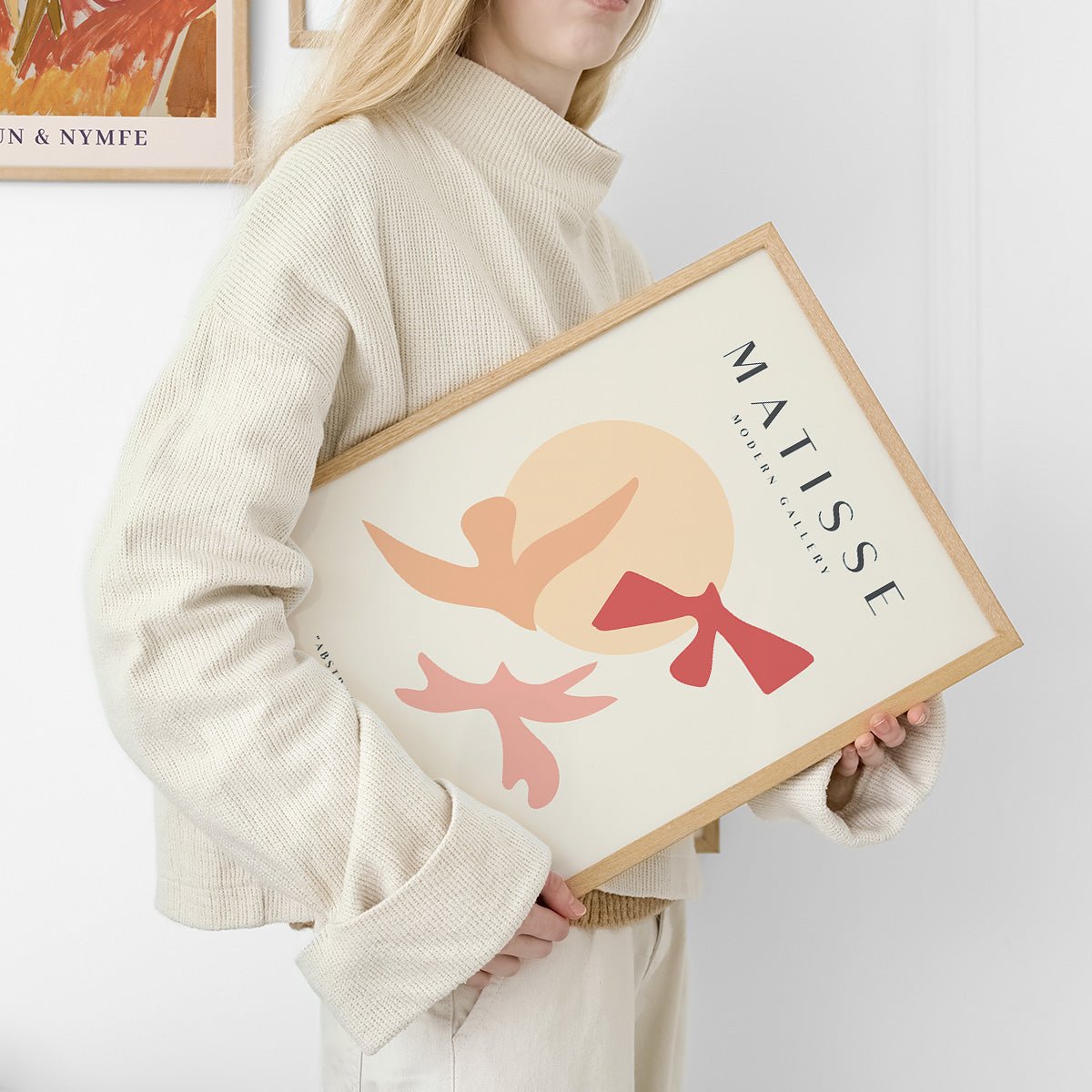 Kvinde i trøje holder Matisse Modern Gallery NO1 plakat i ramme