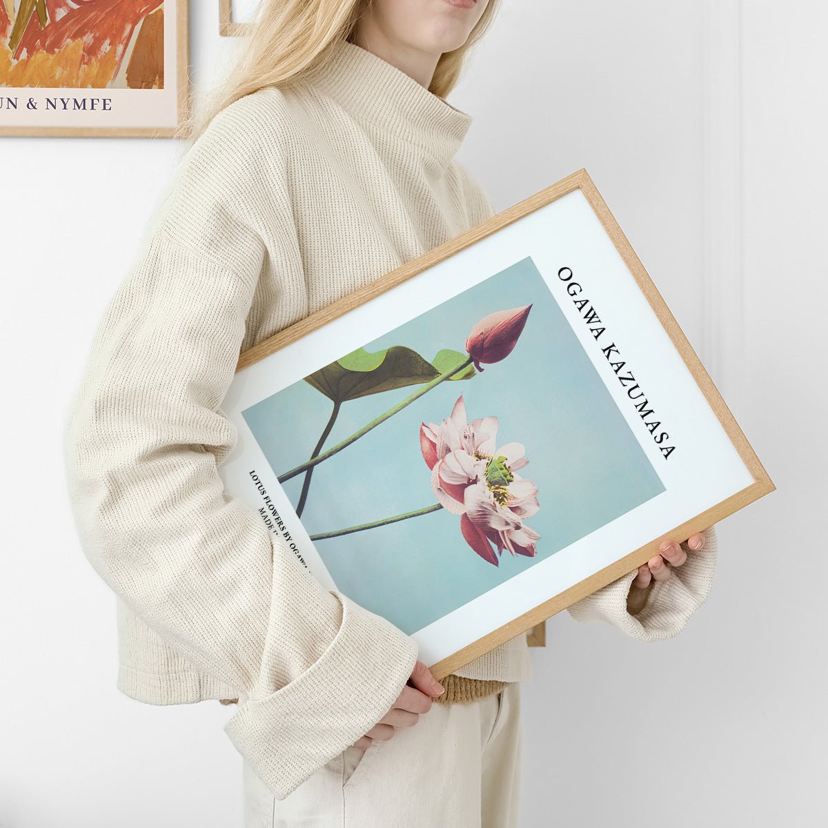 Plakat med motiv af en lotusblomst af Ogawa Kazumasa, elegant designet med delikate detaljer og bløde farver.