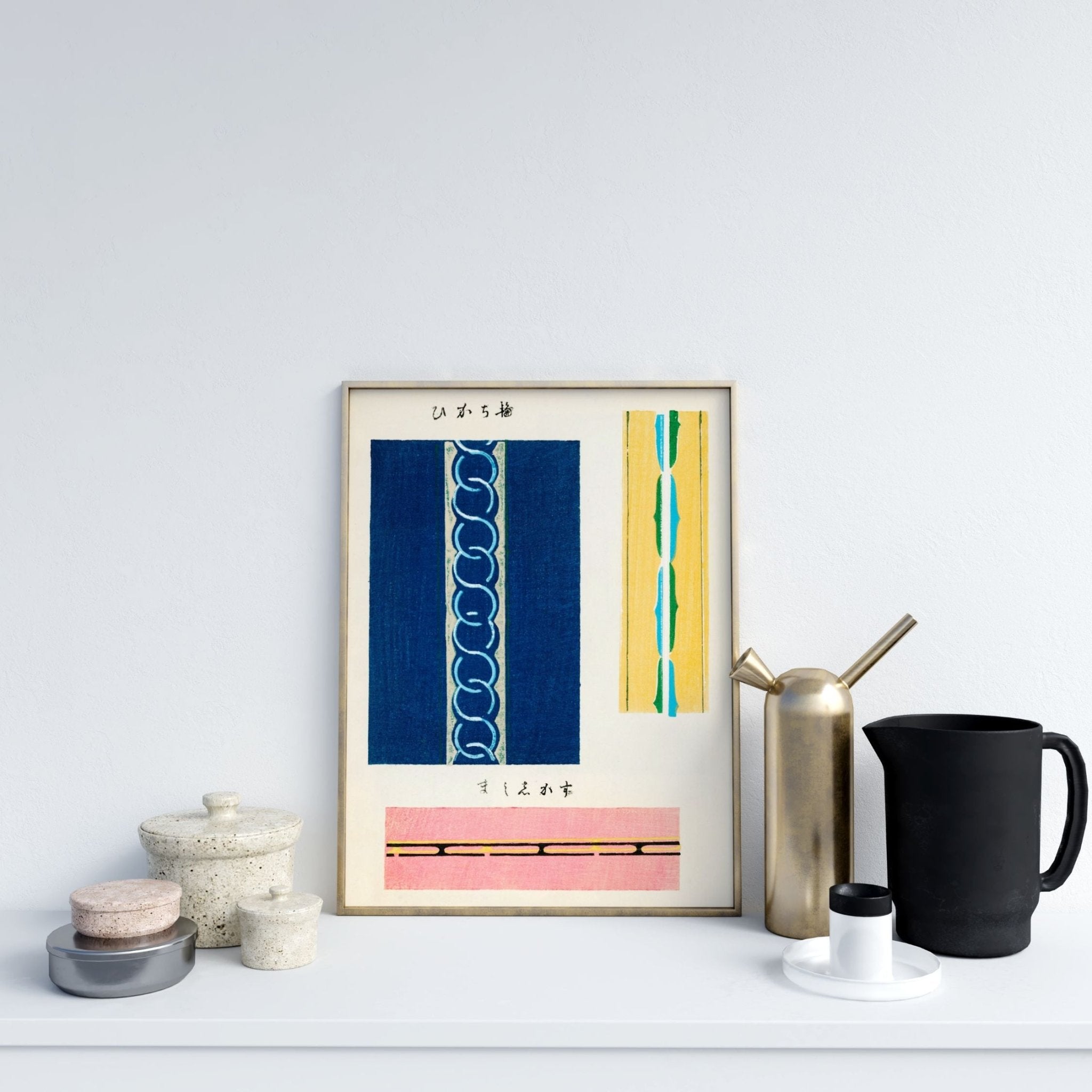 Plakat med japansk tekstildesign i blå, gul og pink farver på en hvid hylde.