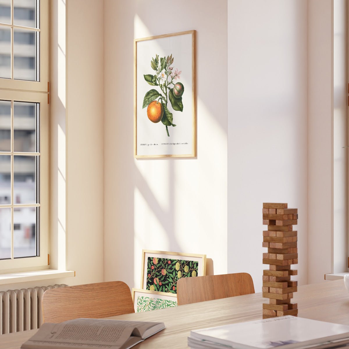 Plakat af citrusfrugt hængende på en væg i en moderne stue.