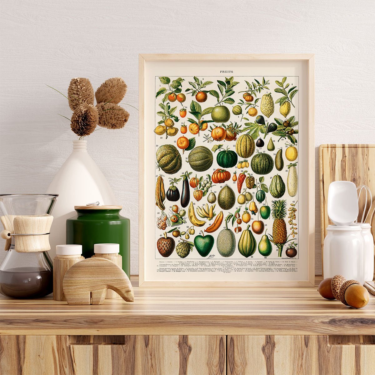 Plakat med illustrationer af forskellige frugter i køkkenindretning.