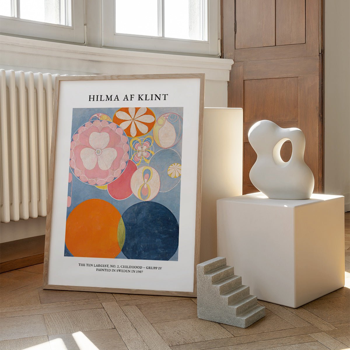 Kunstplakat Hilma af Klint No2 Childhood på gulv i stue