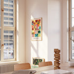 Farverig Paul Klee plakat "Untitled" i egetræsramme på væg i stue