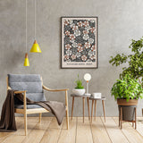 Plakat af Watanabe Seitei på stue med planter og lamper